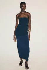 Vestido midi azul petróleo de escote recto y hombros descubiertos. Tejido combinado a tono.