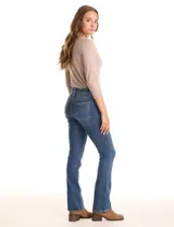 Jean bootcut azul de tiro medio, pierna recta y terminación bootcut. Tiene pretina con pasadores, botón y cierre, y bolsillos delanteros y traseros.