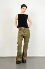 Pantalón jean negro de corte acampanado con abertura en los laterales.
