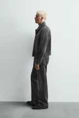 Pantalón de jean negro con efecto lavado, corte bootcut, tiro medio y cinco bolsillos.