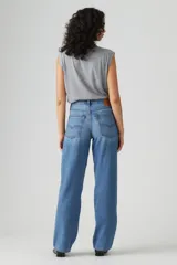 Pantalón de jean celeste, de corte amplio, tiro medio y estilo vintage.
