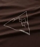 Remera de algodón color marrón, de corte regular, cuello redondo y manga corta. Presenta un estampado geométrico de una montaña en el pecho con la frase "ADVENTURE JOURNEY".