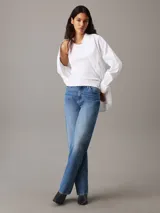 Pantalón de jean azul de corte recto y talle alto.