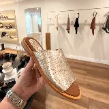 Sandalias bajas color dorado con textura de piel de cocodrilo.