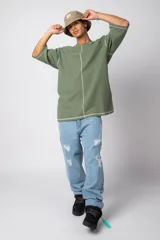 Remera negra oversize con mangas cortas y costuras a la vista en color blanco.