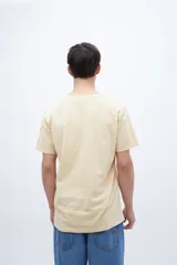 Remera negra de algodón, de corte recto y manga corta.