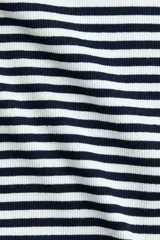 Vestido largo sin mangas, de corte ajustado, con escote redondo ribeteado en blanco y estampado de rayas horizontales blancas y negras.