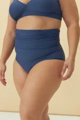 Calzón de bikini negro de tiro alto con fruncido en la cintura.