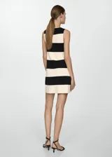 Vestido corto de punto fino con estampado de rayas horizontales en blanco y negro, cuello redondo y corte evasé sin mangas.