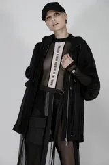 Body negro de tul transparente con estampado vertical con la frase "ATHLEISURE A TREND MOVEMENT IN THE FASHION" en color blanco.