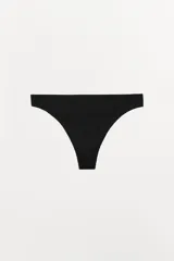 Tanga negra de tiro medio con cintura elástica.