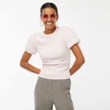 Camiseta rosa entallada de punto con mangas cortas abullonadas.