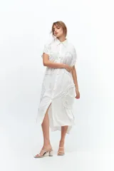 Vestido camisero midi blanco con rulos de microtul en mangas, frente y espalda.