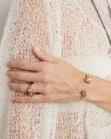 Brazalete rígido abierto de bronce con forma de herradura.