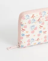 Billetera de cuerina color blanco con estampado de corazones rosas y lazos azules, cierre perimetral con cremallera y múltiples ranuras para tarjetas.