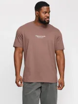 Remera marrón de manga corta con cuello redondo y corte relajado. Diseño con estampa en relieve.