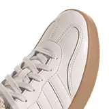 Zapatillas Adidas Barreda W color rosa claro con textura tipo piel de cocodrilo, detalles en color crema y suela marrón.