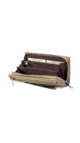 Billetera color beige con doble compartimento con cierre, correa de mano y logo de la marca en el frente.