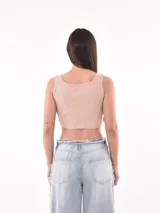 Musculosa corta negra de breteles anchos y escote cuadrado.