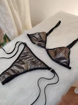 Conjunto de bikini triangular de símil cuero color bronce con acabado metalizado y tiras de ajuste negras.