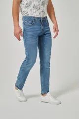Pantalón de jean azul de corte slim fit.