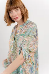 Blusa con estampado único, cuello mao, abertura frontal y mangas 3/4.