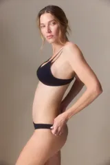 Soutien tipo triángulo soft, color blanco, con copas triangulares y tirantes finos ajustables.