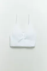 Top blanco de microfibra con breteles finos y corte ancho.