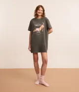 Camisón estilo t-shirt color gris con efecto desteñido, cuello redondo, mangas cortas y estampa frontal de un perro haciendo yoga.