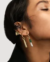 Aro individual dorado con forma de argolla y dije colgante en forma de gota.