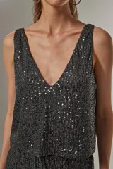Blusa gris con lentejuelas, de poliéster, corte holgado y escote en V.