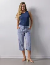 Pantalón capri de lino estampado marca Dash, con pretina ancha elastizada y bolsillos inclinados.