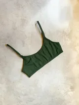 Top deportivo verde oliva con breteles finos y escote redondo.