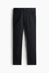Pantalón de corte slim fit color negro, confeccionado en sarga de algodón, con cinco bolsillos, cierre con cremallera y botón.