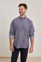 Camisa celeste con microestampado geométrico, de manga larga y cuello button-down.