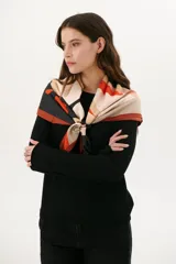 Sweater azul de tejido de punto con cuello redondo y mangas largas.