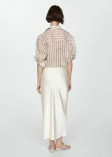 Falda midi de satén color blanco, con corte recto y acabado brillante.