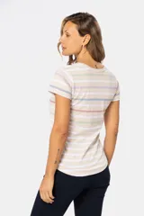 Remera de manga corta con rayas horizontales en azul marino, blanco, rosa y verde.