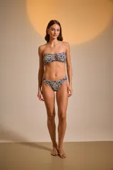 Top de bikini bandeau con estampado floral en tonos azul y beige, con detalle de cordones cruzados en el centro.