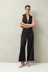 Pantalón ancho negro de tiro alto, confeccionado en poliéster.