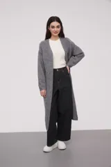 Saco gris de corte holgado, con manga abullonada y tejido suave.