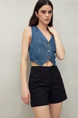 Short negro de algodón, de tiro medio, con bolsillos delanteros y traseros.