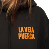 Canguro negro con capucha, bolsillo delantero y estampado naranja con el logo de La Vela Puerca. Confeccionado en algodón orgánico.