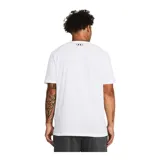 Remera blanca de hombre, marca Under Armour, modelo Sportstyle Logo. Tiene mangas cortas y cuello redondo. El logo de la marca está estampado en el pecho en color negro.