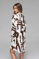 Vestido camisero blanco con estampado de letras negras, de corte recto y manga 3/4.