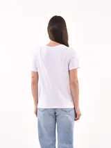 Remera lila con estampado frontal con la frase "Gracias por nada".