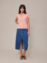 Falda midi de jean celeste con corte delantero y bolsillos.