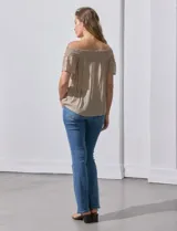 Blusa color beige de gasa bambula, marca Liv Los Ángeles. Escote recto con frunce y hombros descubiertos. Manga corta con detalles bordados.
