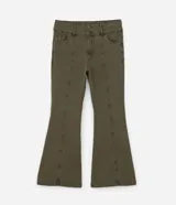 Pantalón flare color verde militar confeccionado en sarga con elastano, tiro alto, cintura ancha con trabillas, doble botón, cierre por cremallera, bolsillos y detalle de recortes.