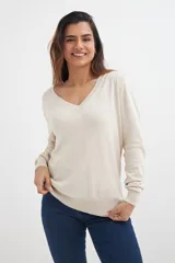 Sweater lila de tejido de punto, con escote en V y mangas largas.